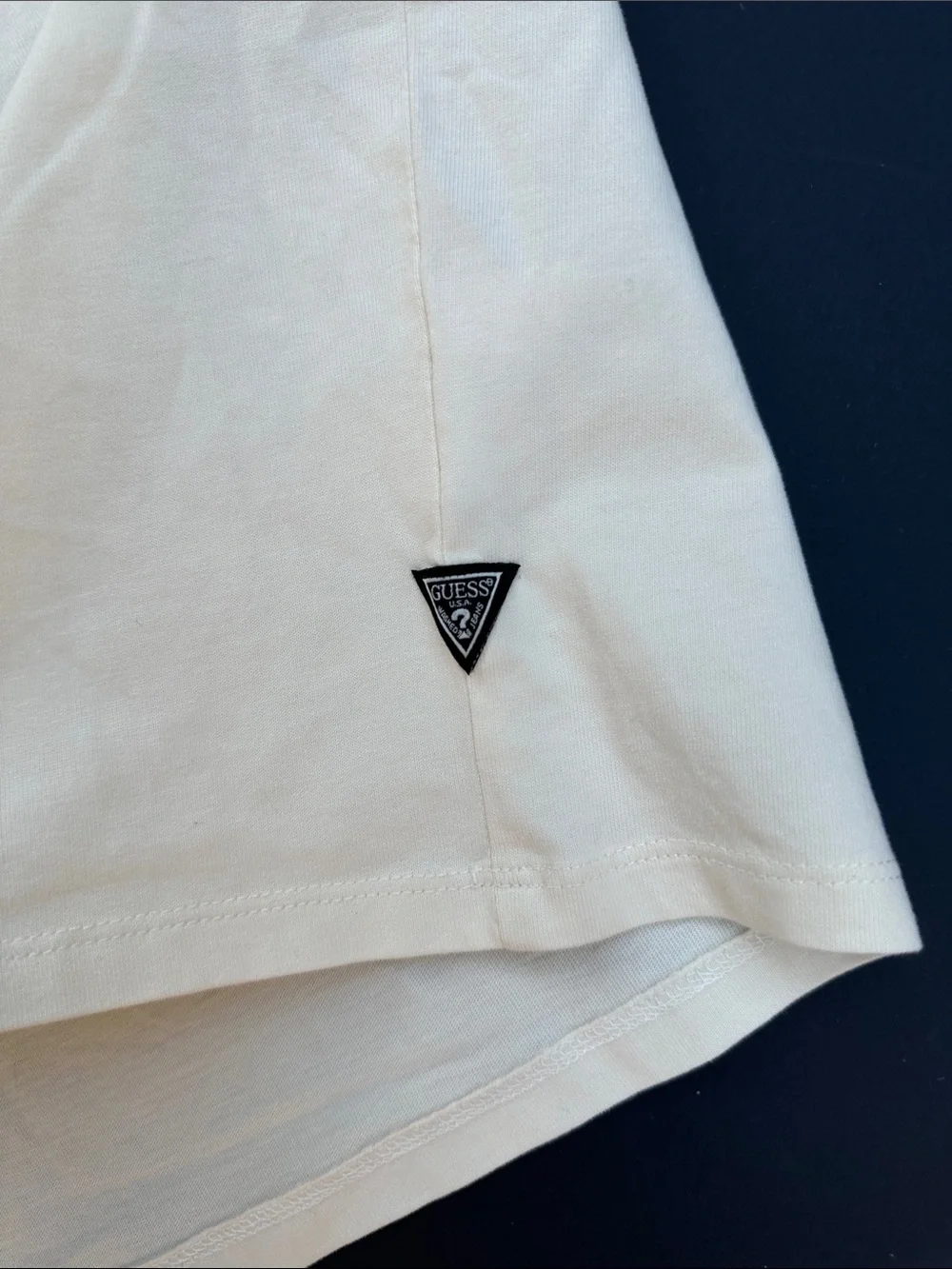 New GUESS White Short-Sleeve Tee with Tropical Crest Graphic SZ L - Picture 9 of 9